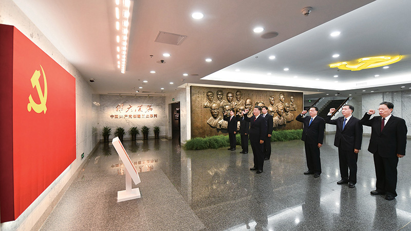 2017年10月31日，中共中央總書記、國家主席、中央軍委主席習近平帶領中共中央政治局常委李克強、栗戰(zhàn)書、汪洋、王滬寧、趙樂際、韓正，瞻仰上海中共一大會址和浙江嘉興南湖紅船。這是31日上午，在上海中共一大會址紀念館，習近平帶領其他中共中央政治局常委同志一起重溫入黨誓詞。 